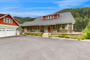 4 Bed 4 Bath Vacation home in Leavenworth