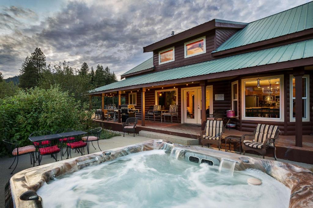 Alpine Acres Lodge by NW Comfy Cabins
