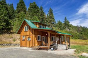 Beaver Hill Cabin near Plain by NW Comfy Cabins