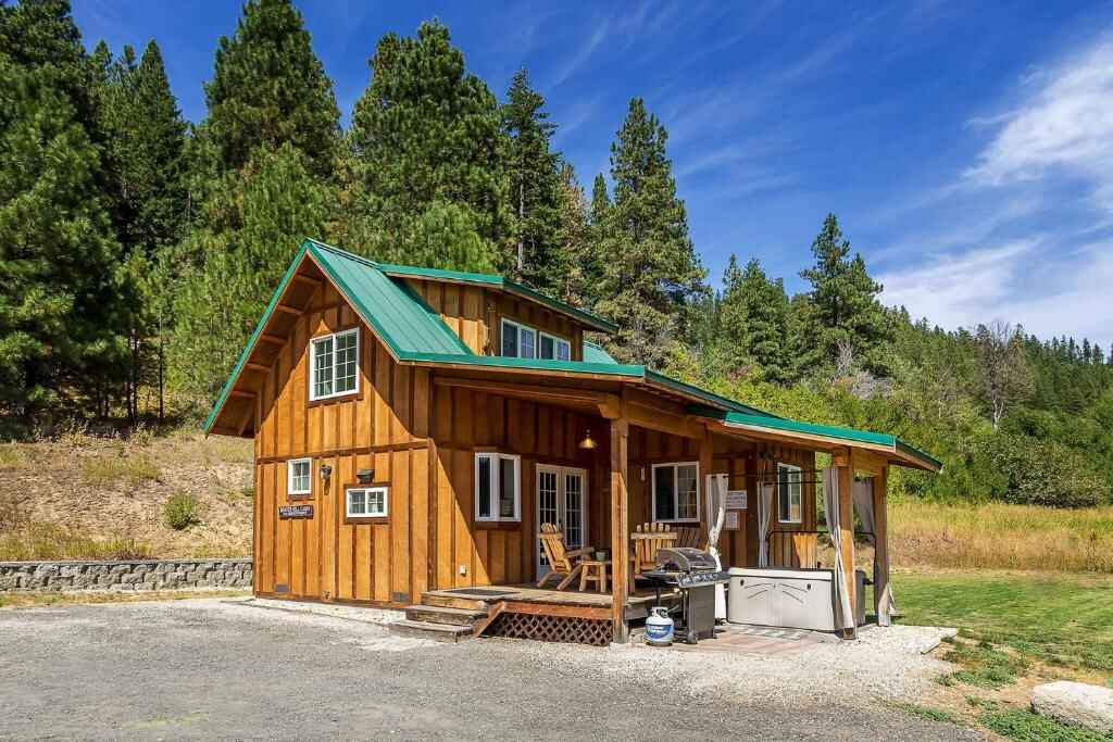 Beaver Hill Cabin near Plain by NW Comfy Cabins