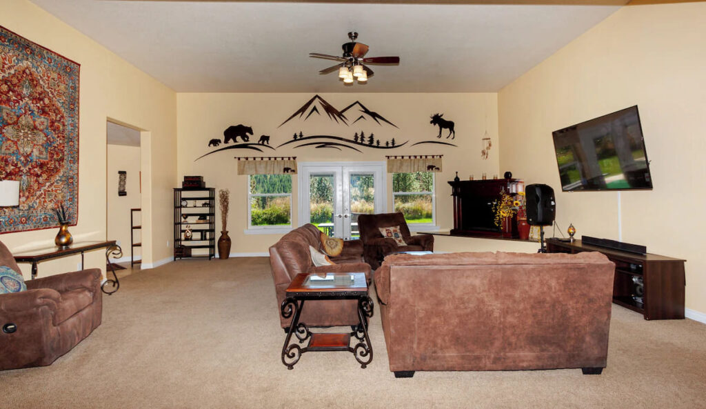 Spacious Private Lodge with Mountain Views
